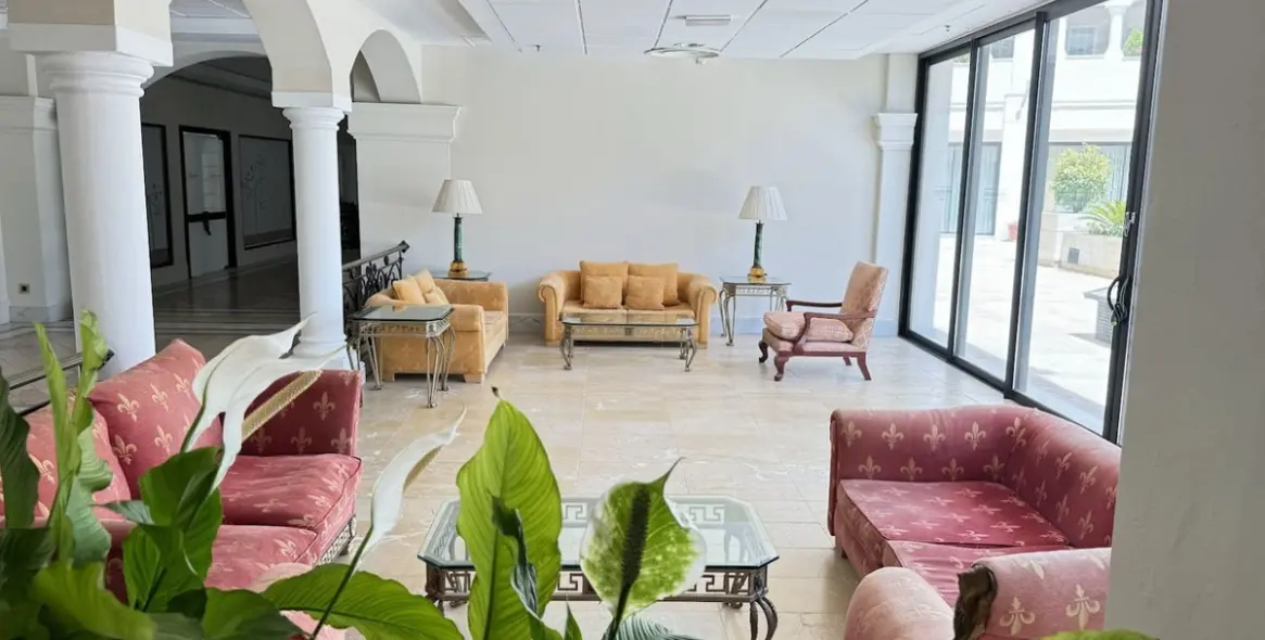 Краткосрочная аренда апартаментов на среднем этаже в The Golden Mile 33