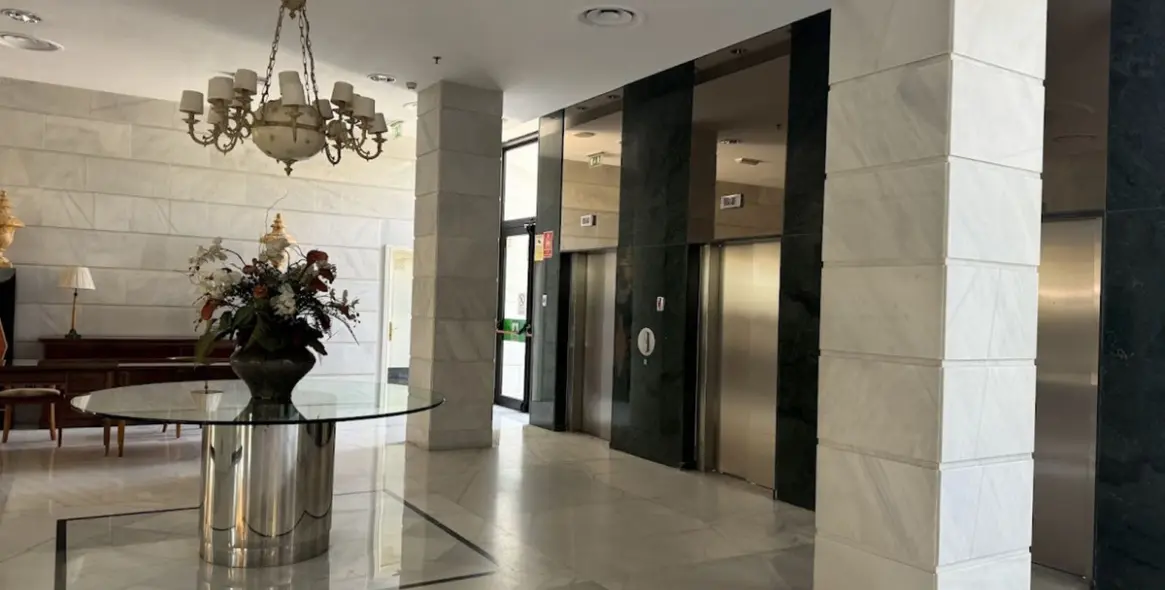 Краткосрочная аренда апартаментов на среднем этаже в The Golden Mile 36