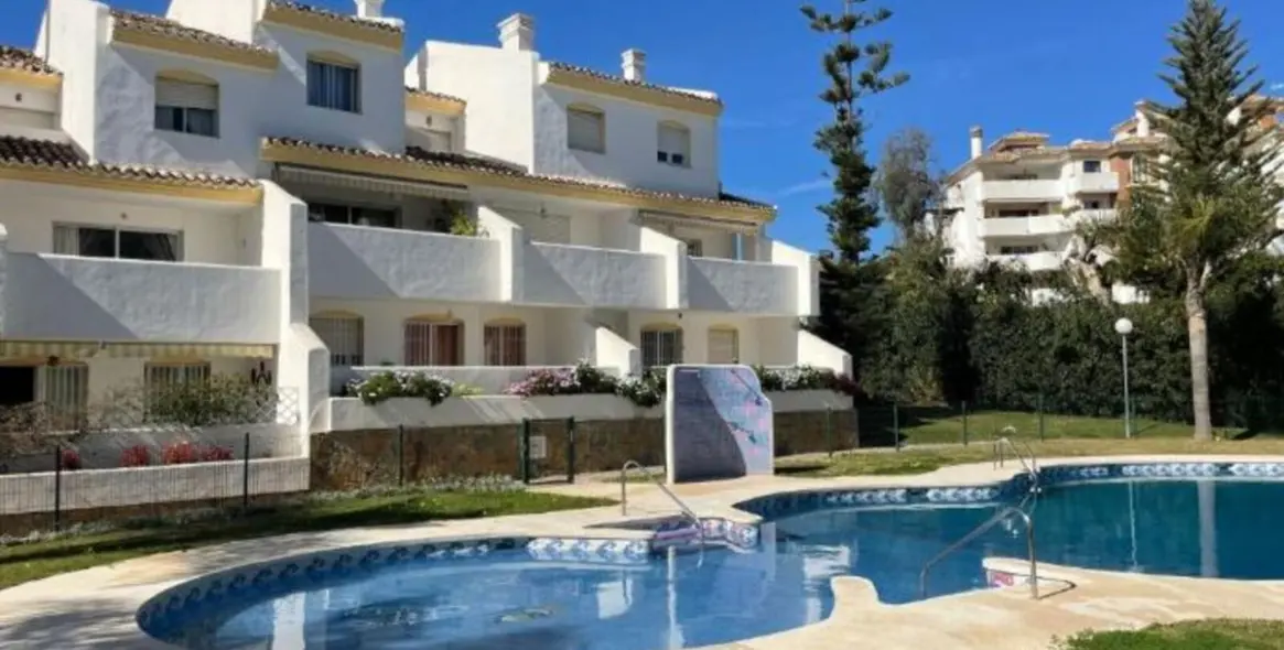 Sale of penthouse in Calahonda 4