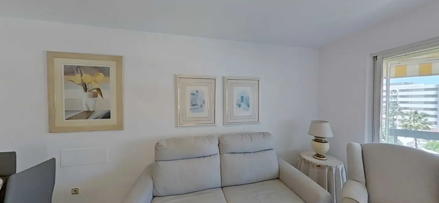 Sale of middle floor apartment in Marbella 2