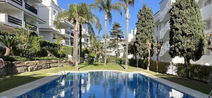 Sale of middle floor apartment in Guadalmina Baja 0