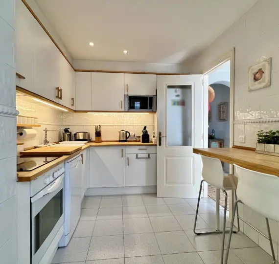 Sale of middle floor apartment in Guadalmina Baja