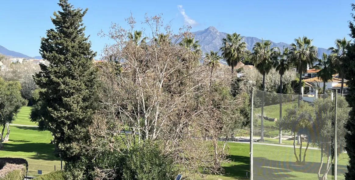 Продажа апартаментов на среднем этаже в Guadalmina Baja 5