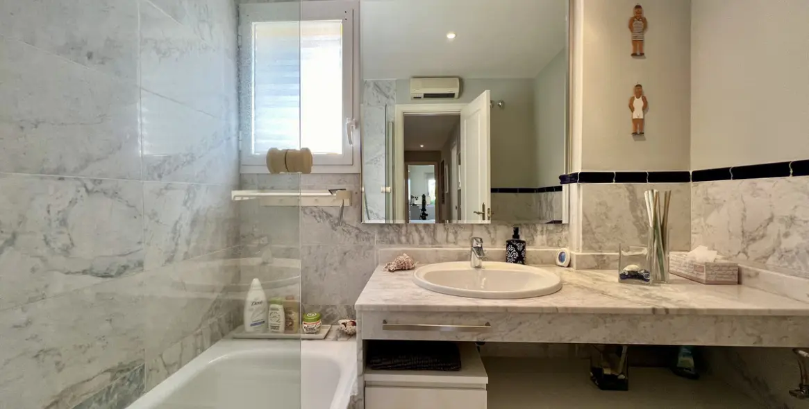 Продажа апартаментов на среднем этаже в Guadalmina Baja 12