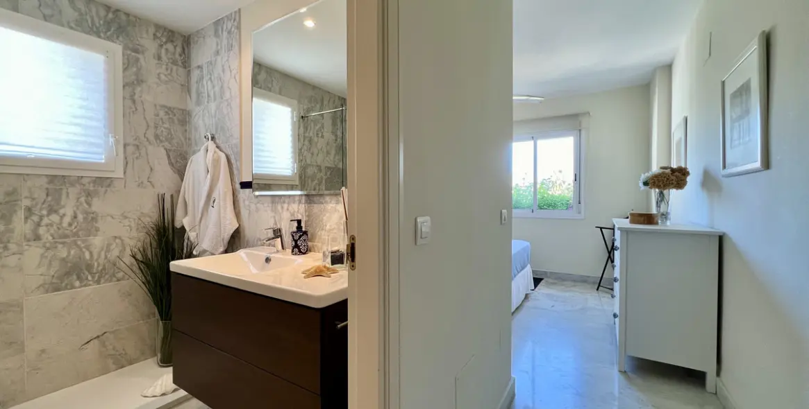 Продажа апартаментов на среднем этаже в Guadalmina Baja 17