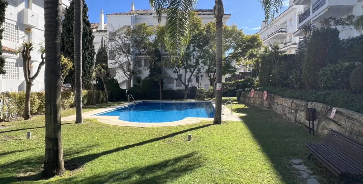 Продажа апартаментов на среднем этаже в Guadalmina Baja 18