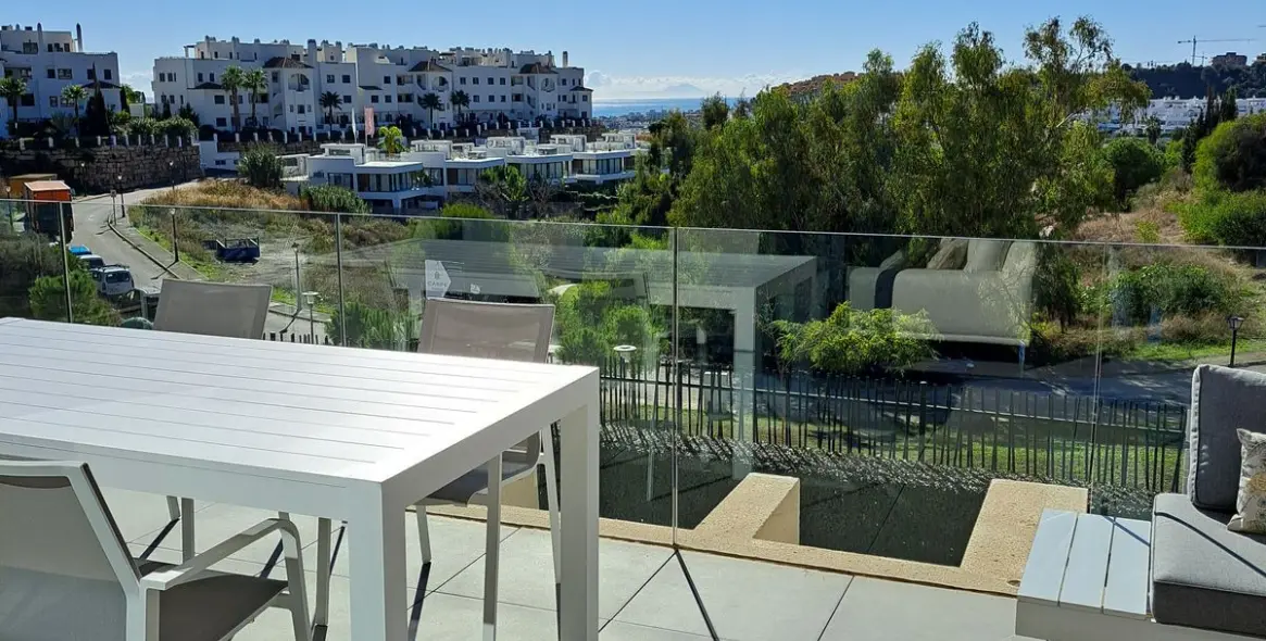 Sale of middle floor apartment in Estepona (district Estepona) 1