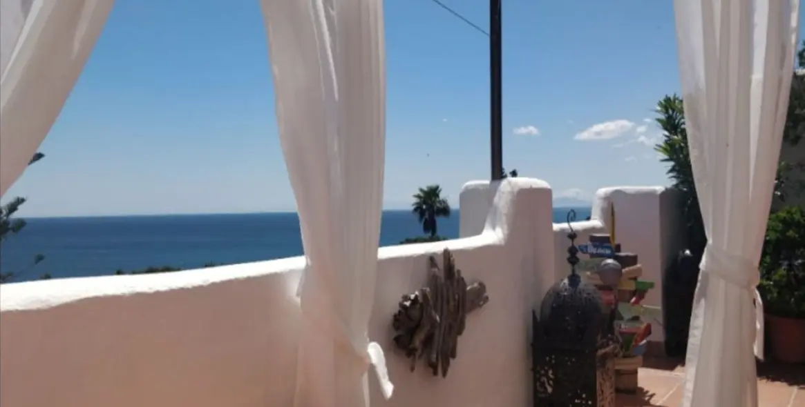 Продажа двухуровневого пентхауса в Casares Playa 1