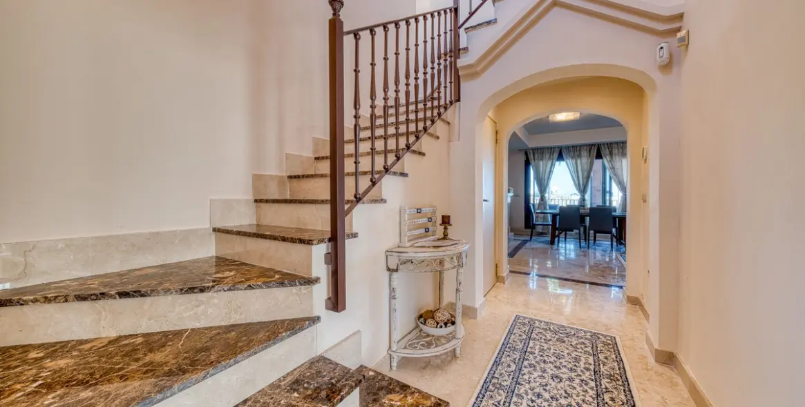 Sale of townhouse in Estepona 2