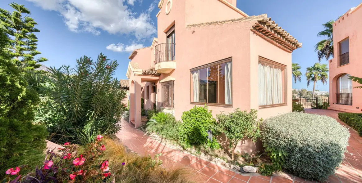 Sale of townhouse in Estepona 3