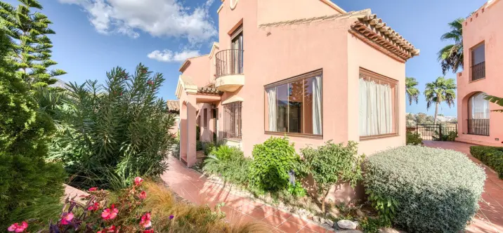 Sale of townhouse in Estepona 2