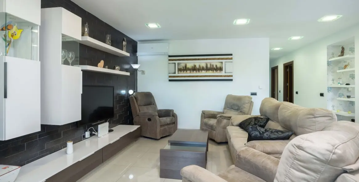 Sale of detached villa in Antequera 13