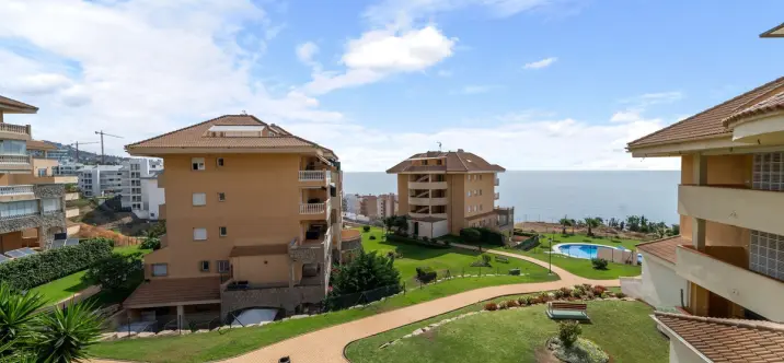 Sale of middle floor apartment in Fuengirola 1