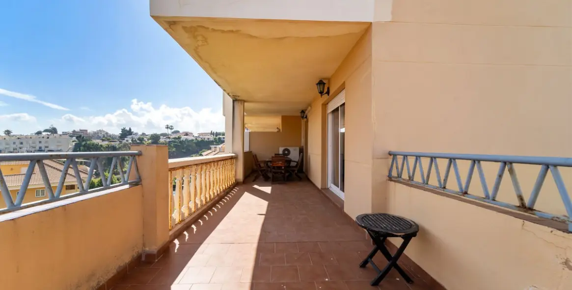 Sale of middle floor apartment in Fuengirola 3