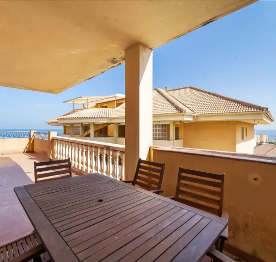 Sale of middle floor apartment in Fuengirola