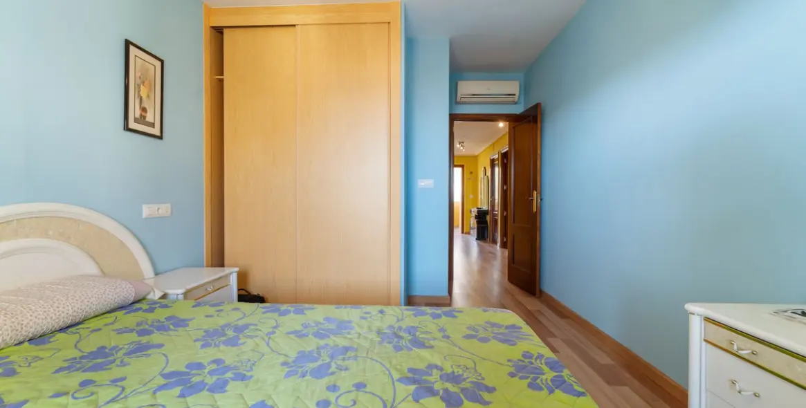 Sale of middle floor apartment in Fuengirola 12