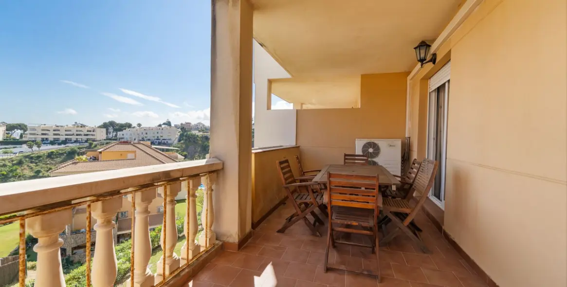 Sale of middle floor apartment in Fuengirola 15