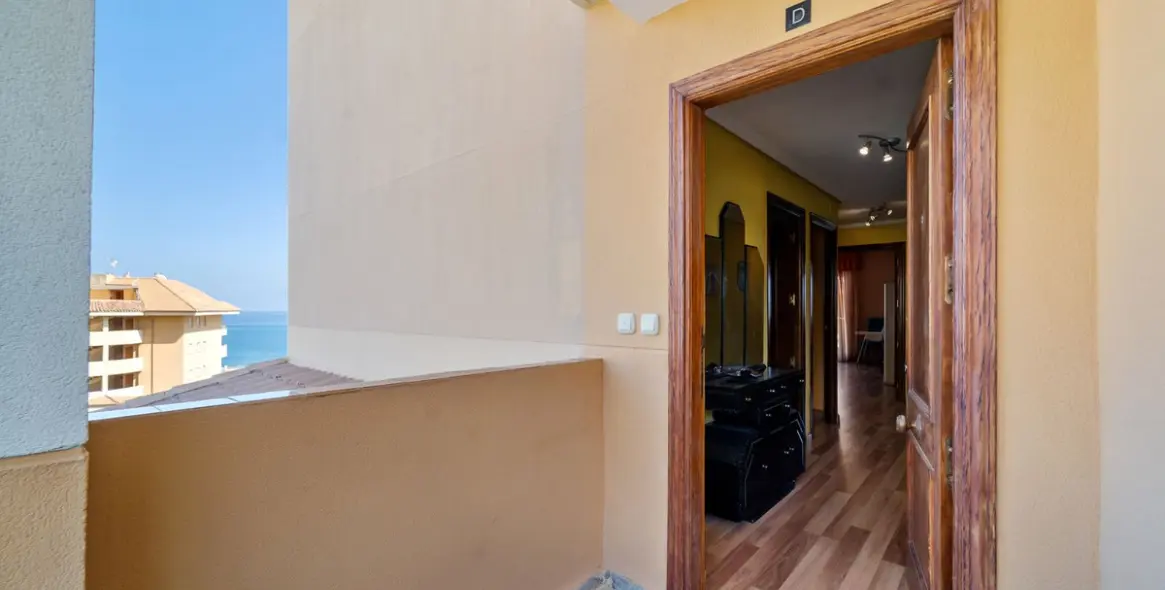 Sale of middle floor apartment in Fuengirola 19