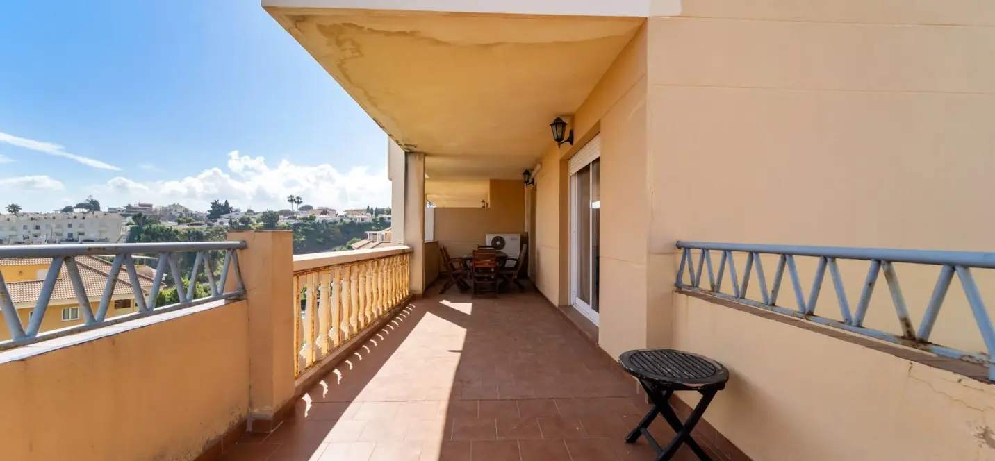 Venta de apartamento en planta media en Fuengirola 2