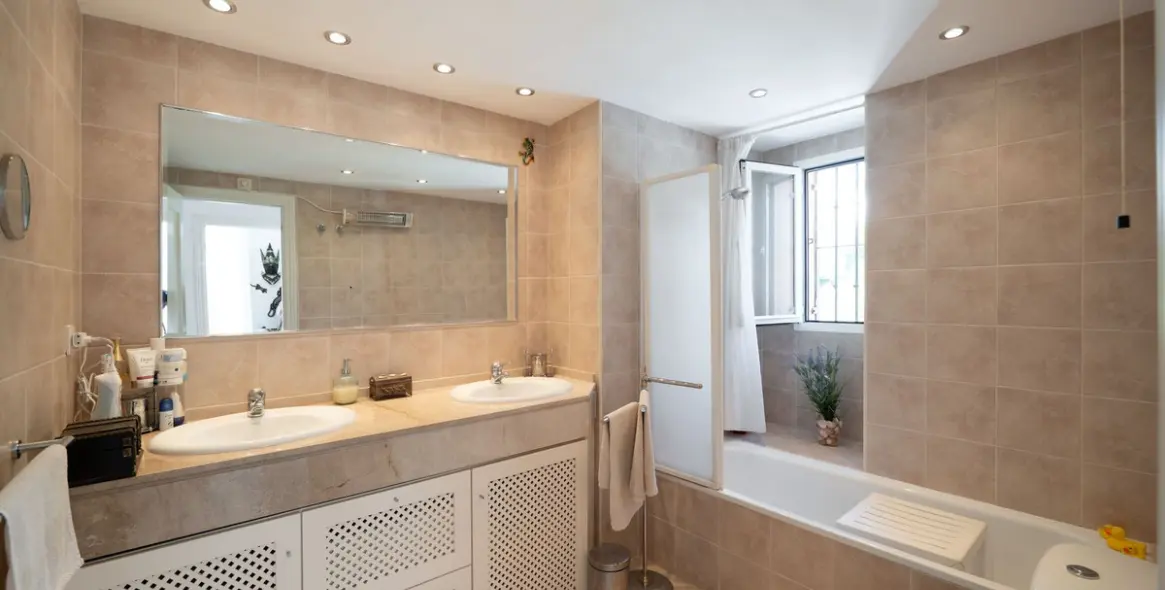 Sale of townhouse in Casares 17