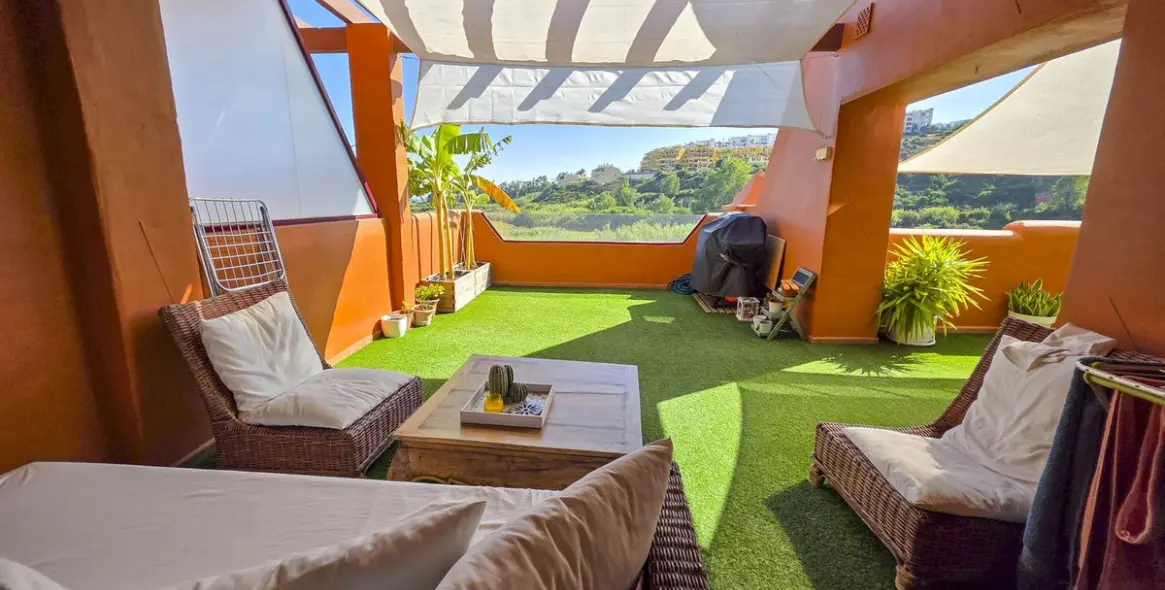 Sale of middle floor apartment in La Duquesa 1