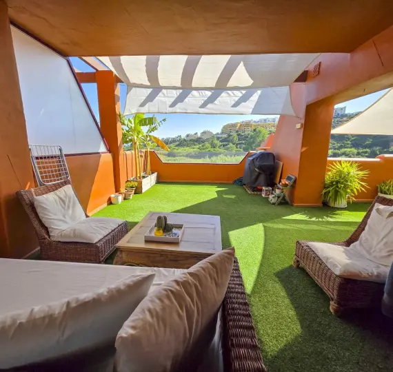 Sale of middle floor apartment in La Duquesa