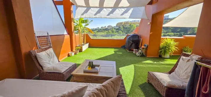 Sale of middle floor apartment in La Duquesa 0