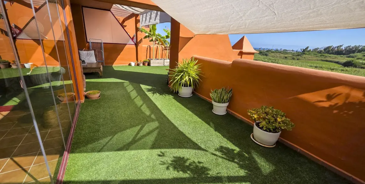 Sale of middle floor apartment in La Duquesa 2