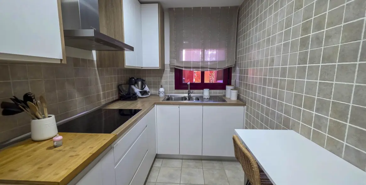 Sale of middle floor apartment in La Duquesa 5