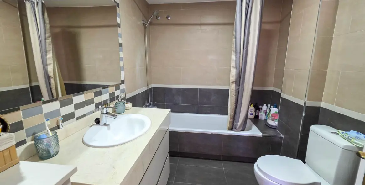 Sale of middle floor apartment in La Duquesa 7