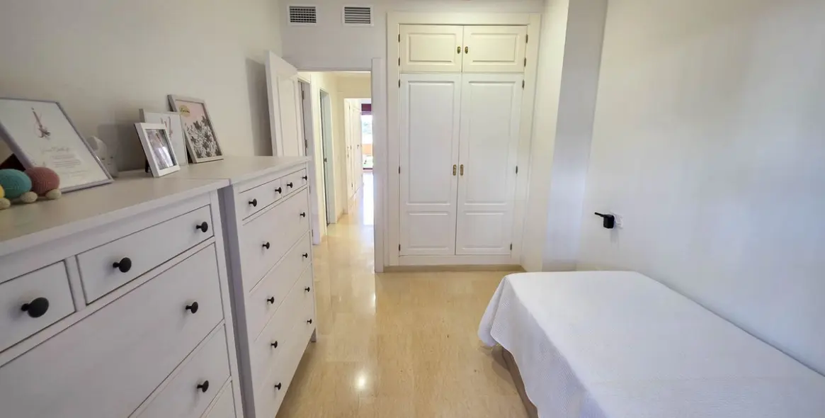 Sale of middle floor apartment in La Duquesa 9