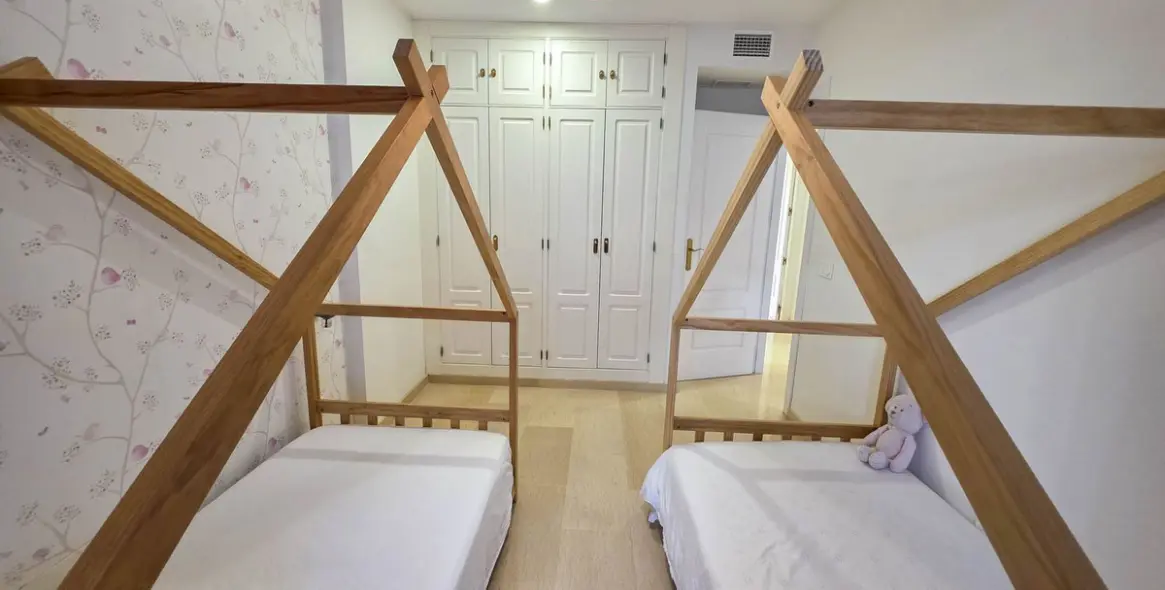 Sale of middle floor apartment in La Duquesa 10