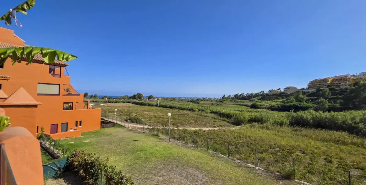 Sale of middle floor apartment in La Duquesa 16