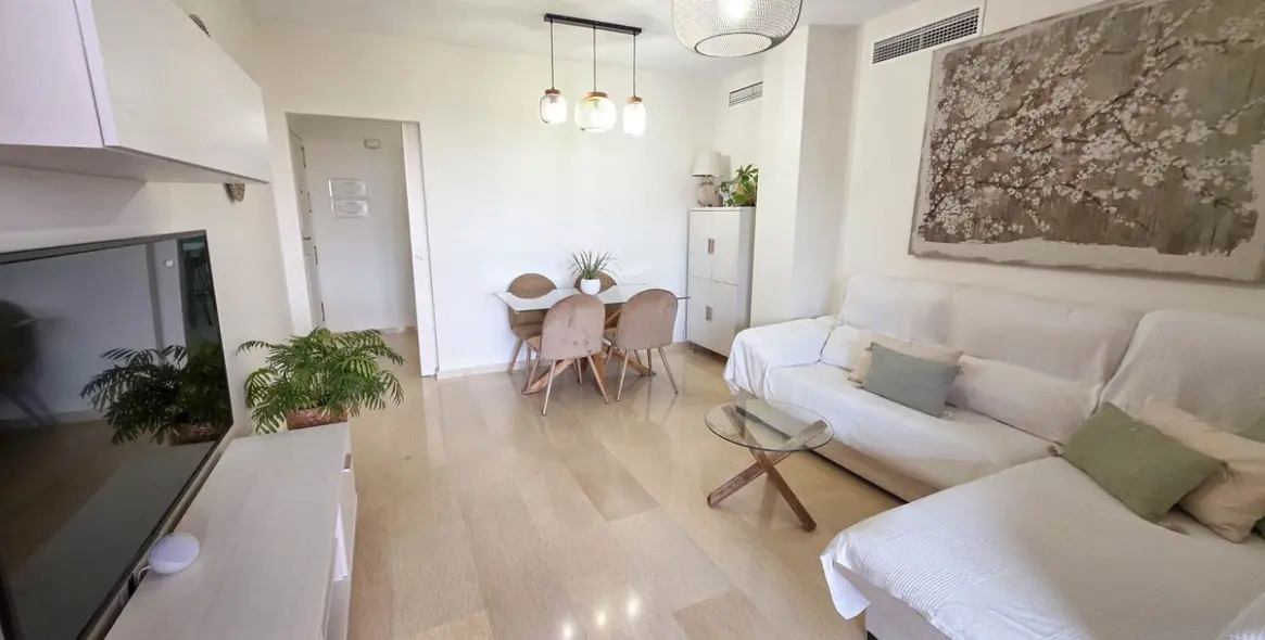 Sale of middle floor apartment in La Duquesa 20