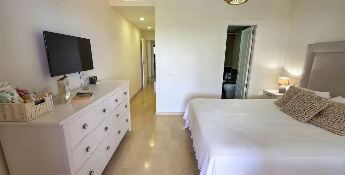 Sale of middle floor apartment in La Duquesa 25