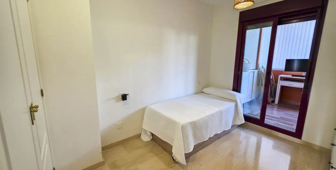 Sale of middle floor apartment in La Duquesa 32