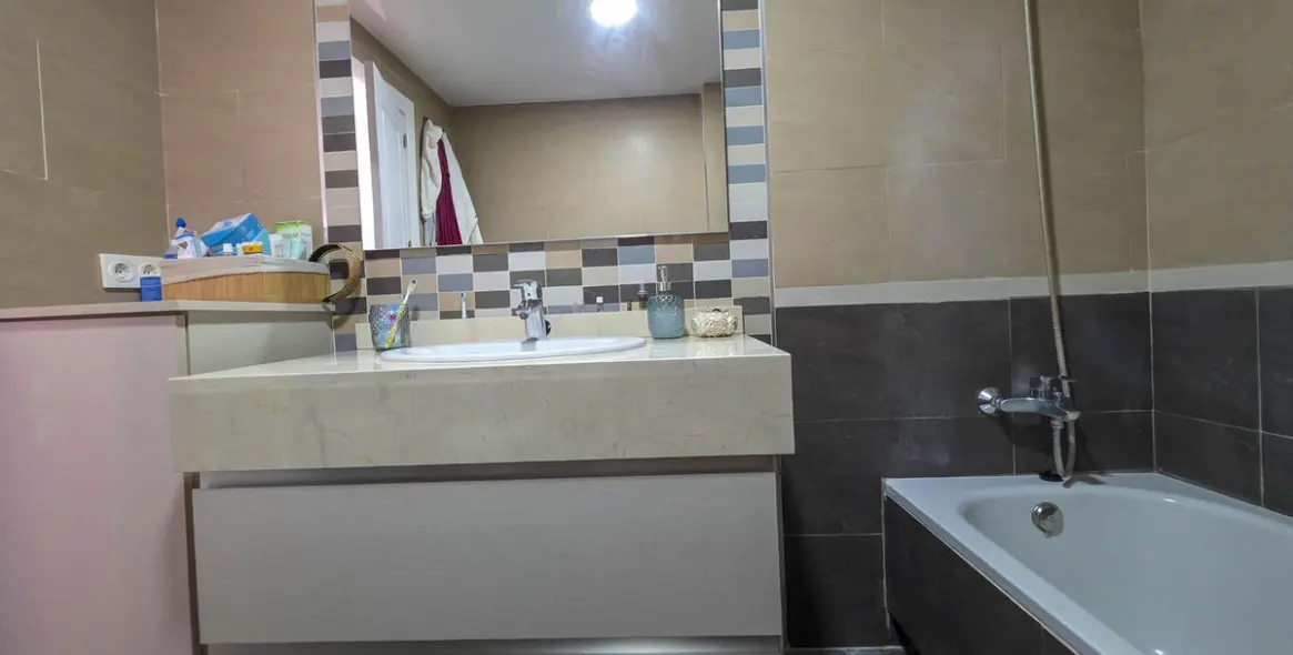 Sale of middle floor apartment in La Duquesa 33