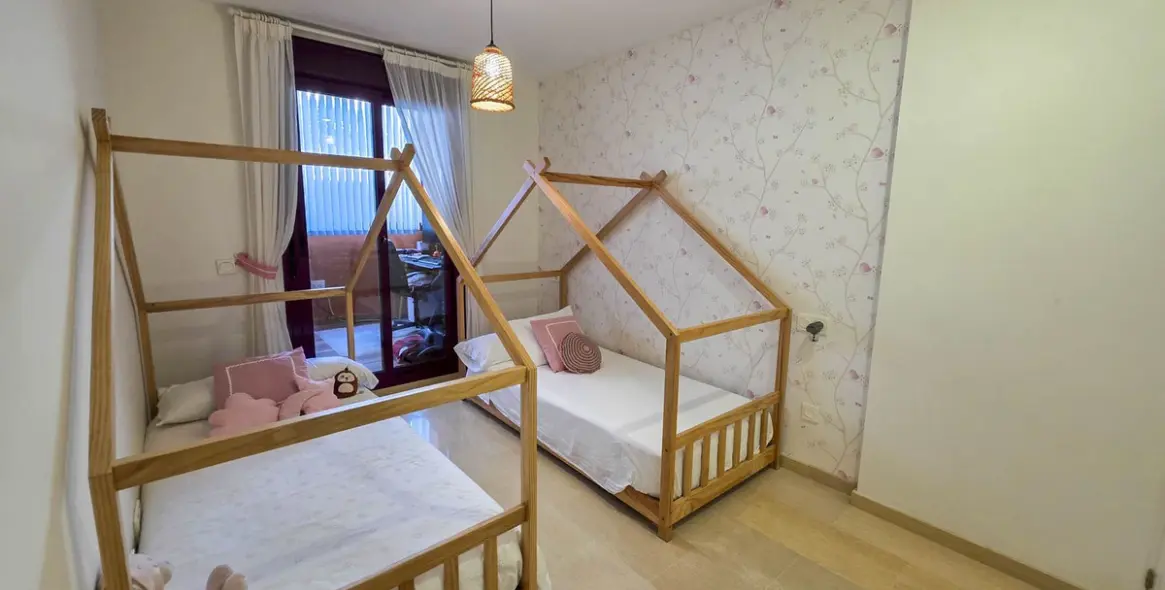 Sale of middle floor apartment in La Duquesa 34