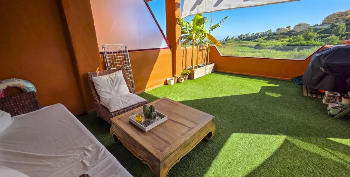 Sale of middle floor apartment in La Duquesa 38