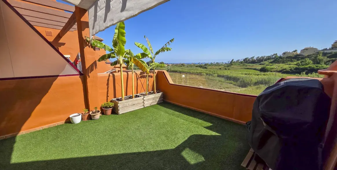 Sale of middle floor apartment in La Duquesa 40