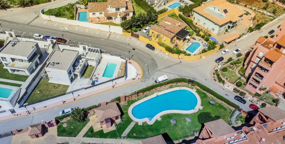 Sale of middle floor apartment in La Duquesa 53