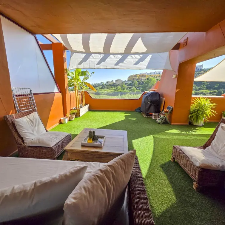 Sale of middle floor apartment in La Duquesa
