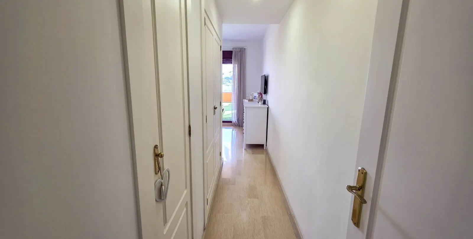 Sale of middle floor apartment in La Duquesa 8