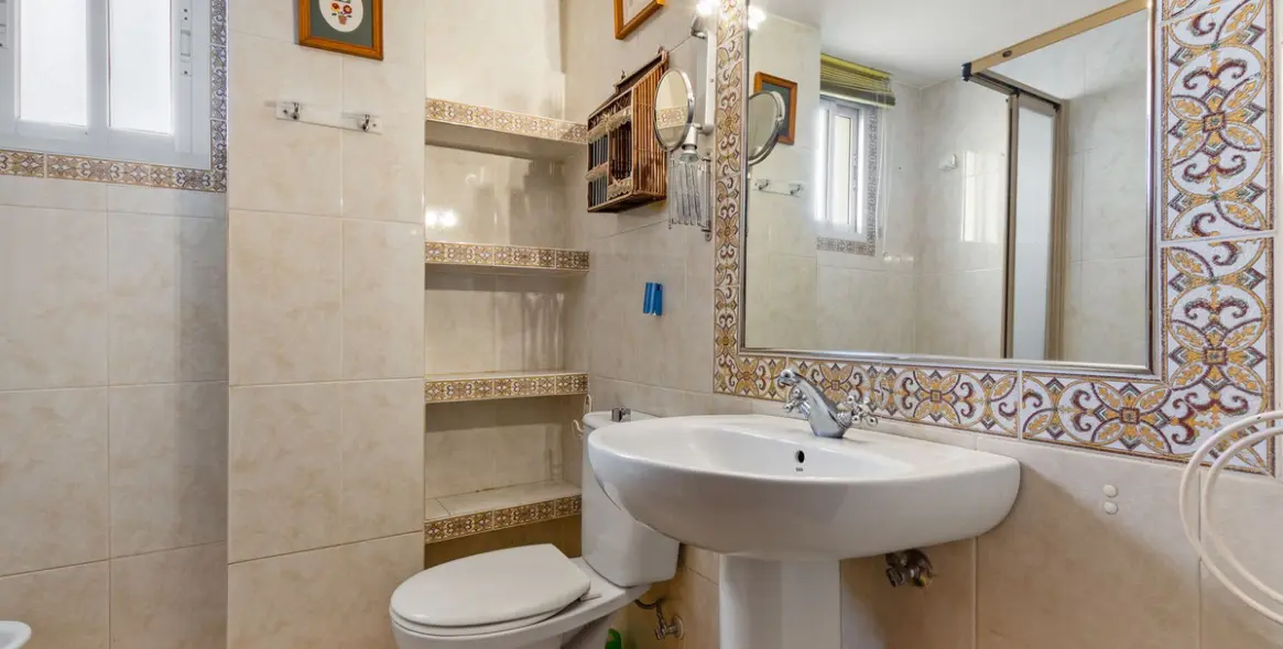 Sale of middle floor apartment in Los Boliches 5