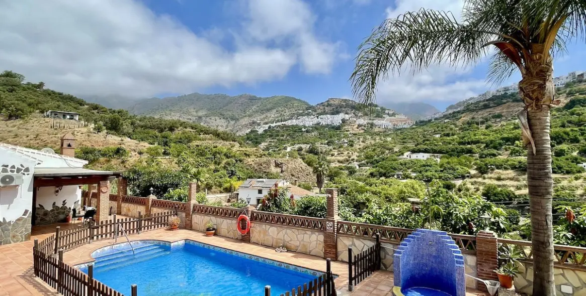 Продажа  отдельно стоящей виллы в Frigiliana 1