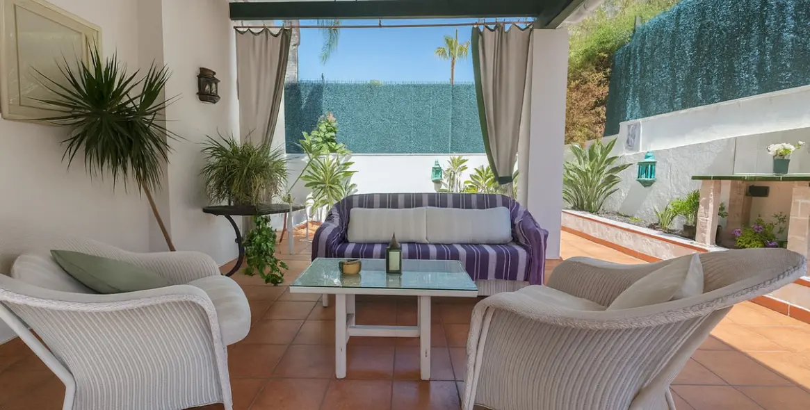 Sale of ground floor apartment in New Golden Mile 8