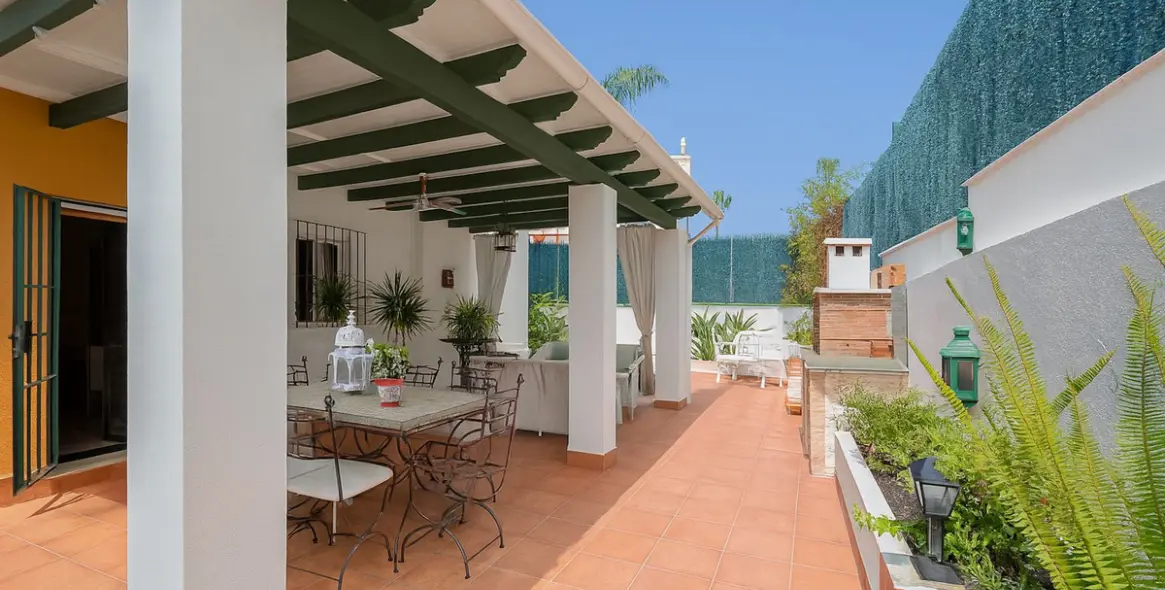 Sale of ground floor apartment in New Golden Mile 20