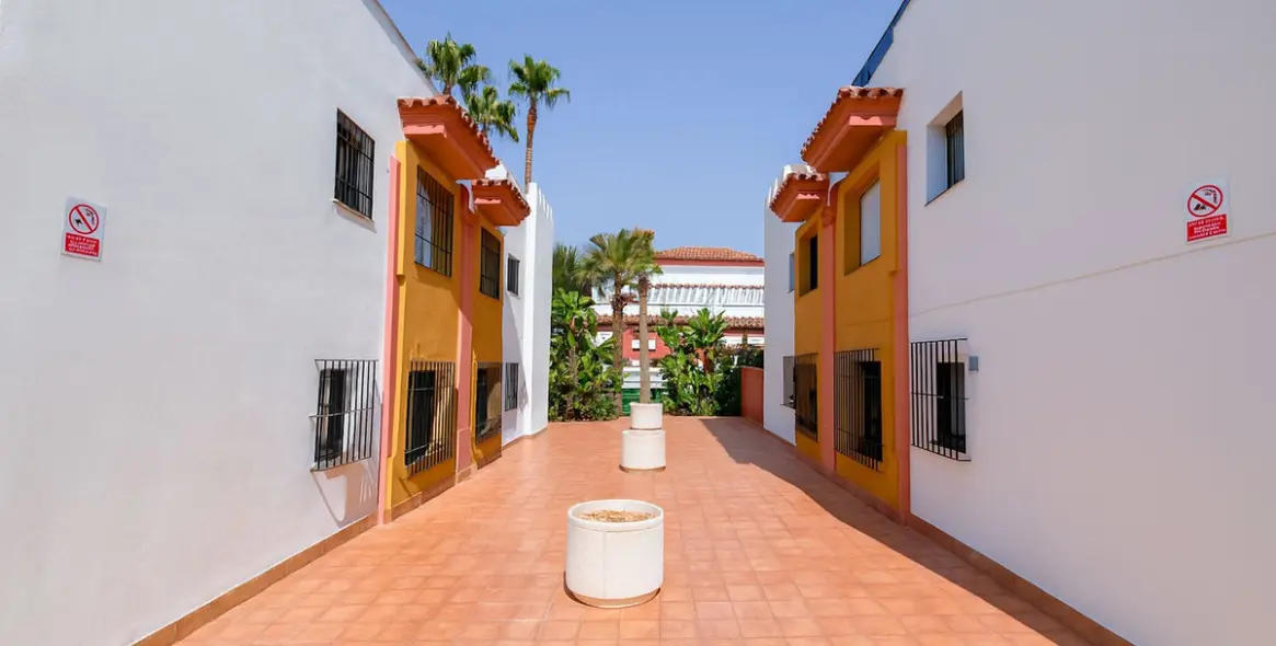 Продажа апартаментов на первом этаже в New Golden Mile 27