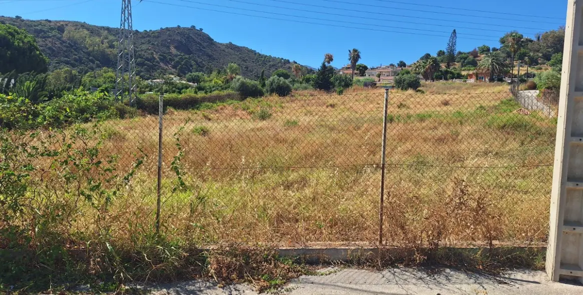 Продажа  жилого участка в Estepona 1