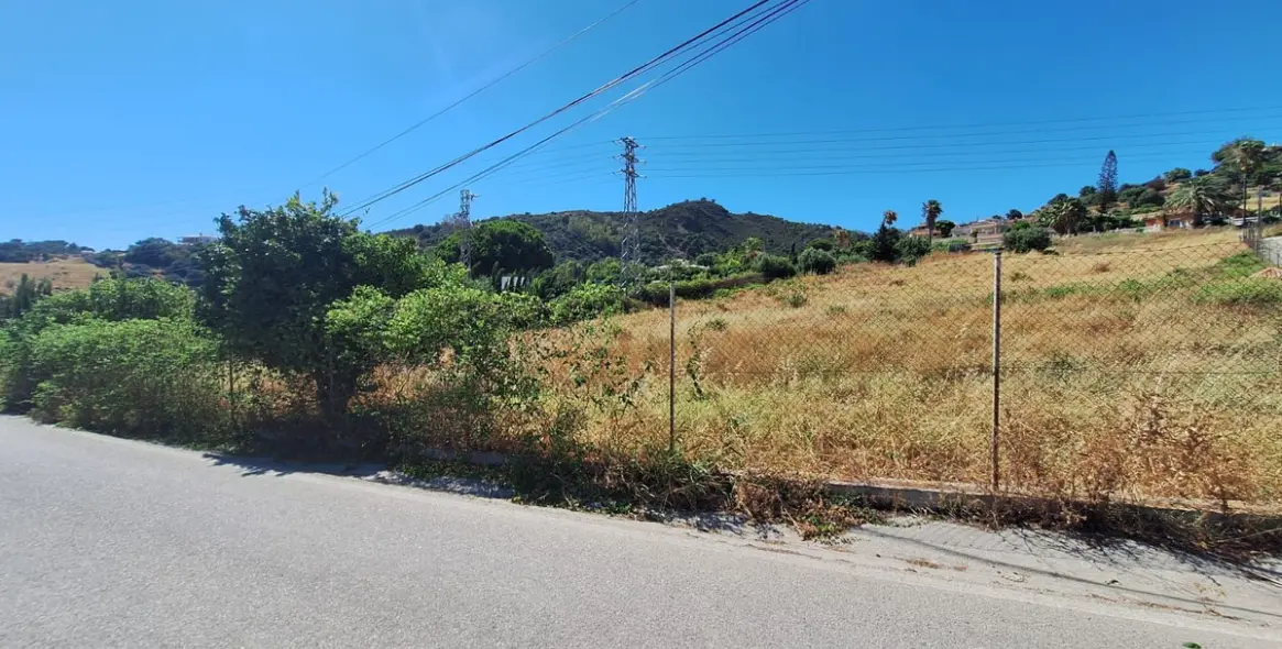 Продажа  жилого участка в Estepona 2